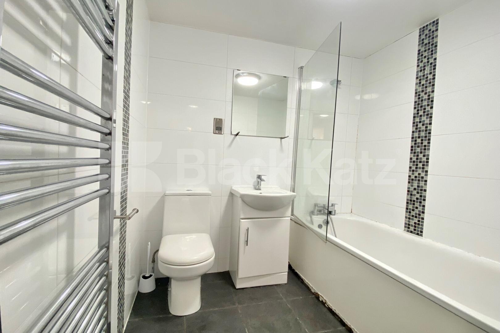 Large newly decorated 4 bed 2 bath mins to tube and shops  Hillmarton Road, Caledonian Road