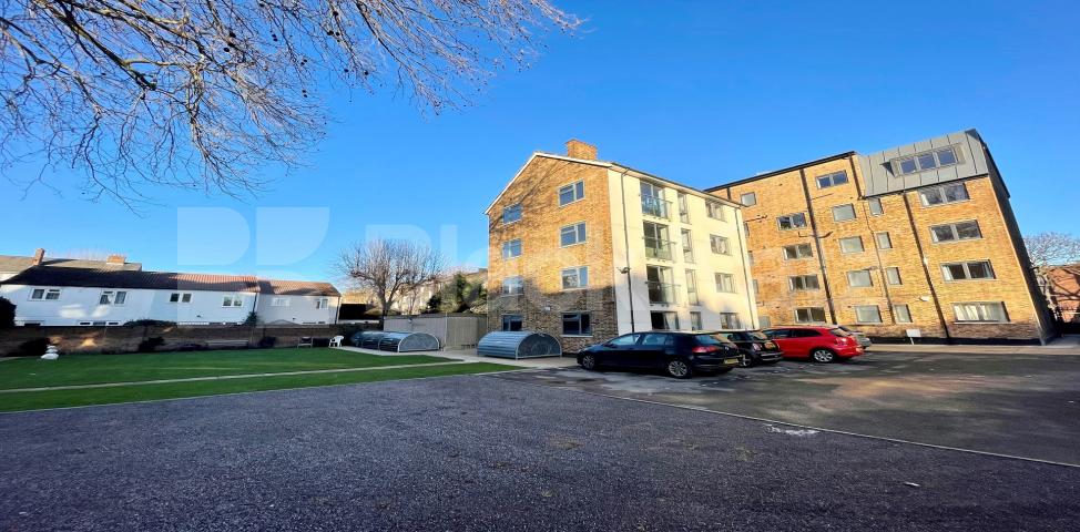 			UNDER OFFER, 3 Bedroom, 1 bath, 1 reception Apartment			 Brixton Road, Oval