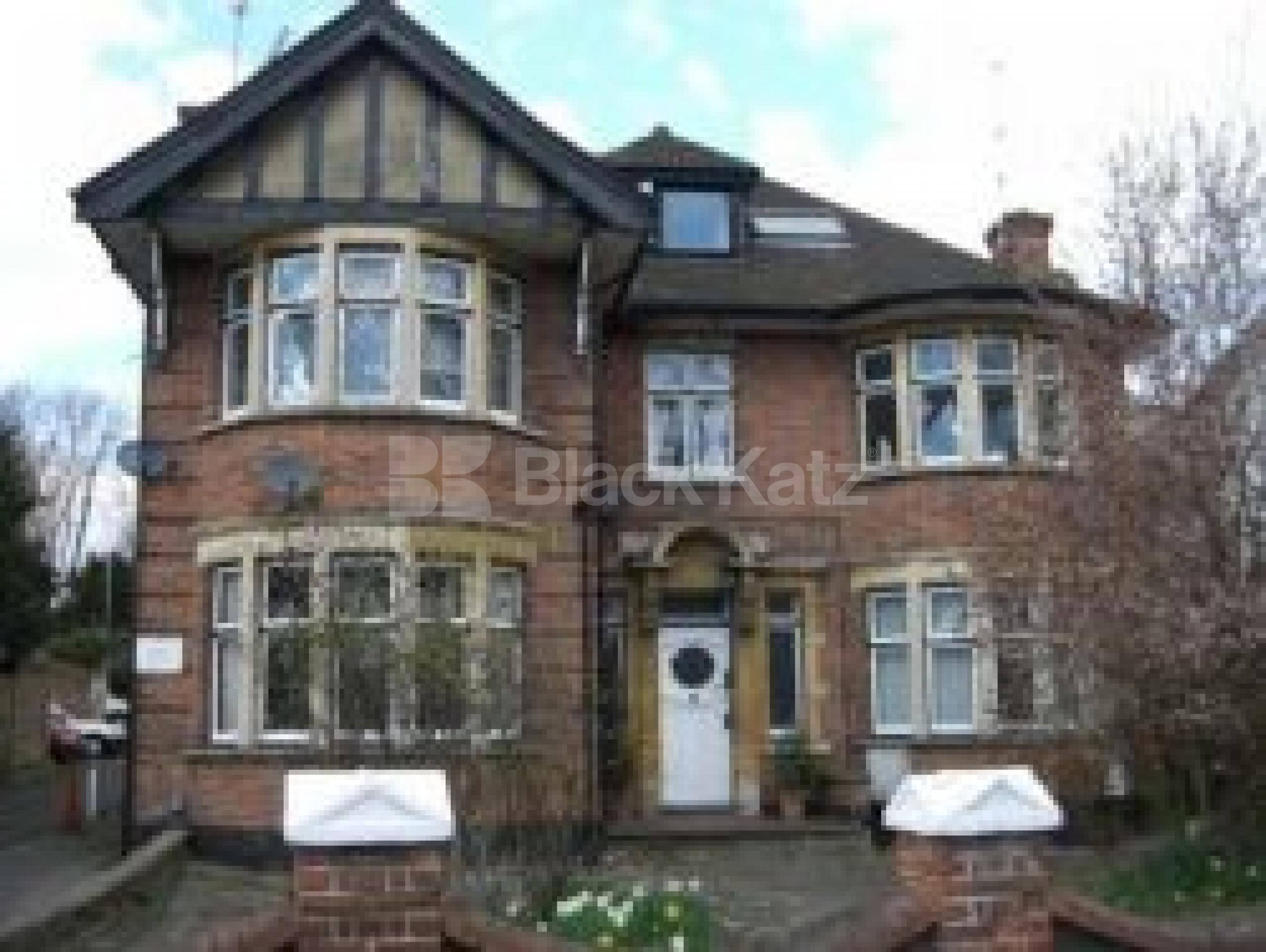 			2 Bedroom, 1 bath, 1 reception Flat			 Alexandra Park Road, ALEXANDRA PALACE N22 N22