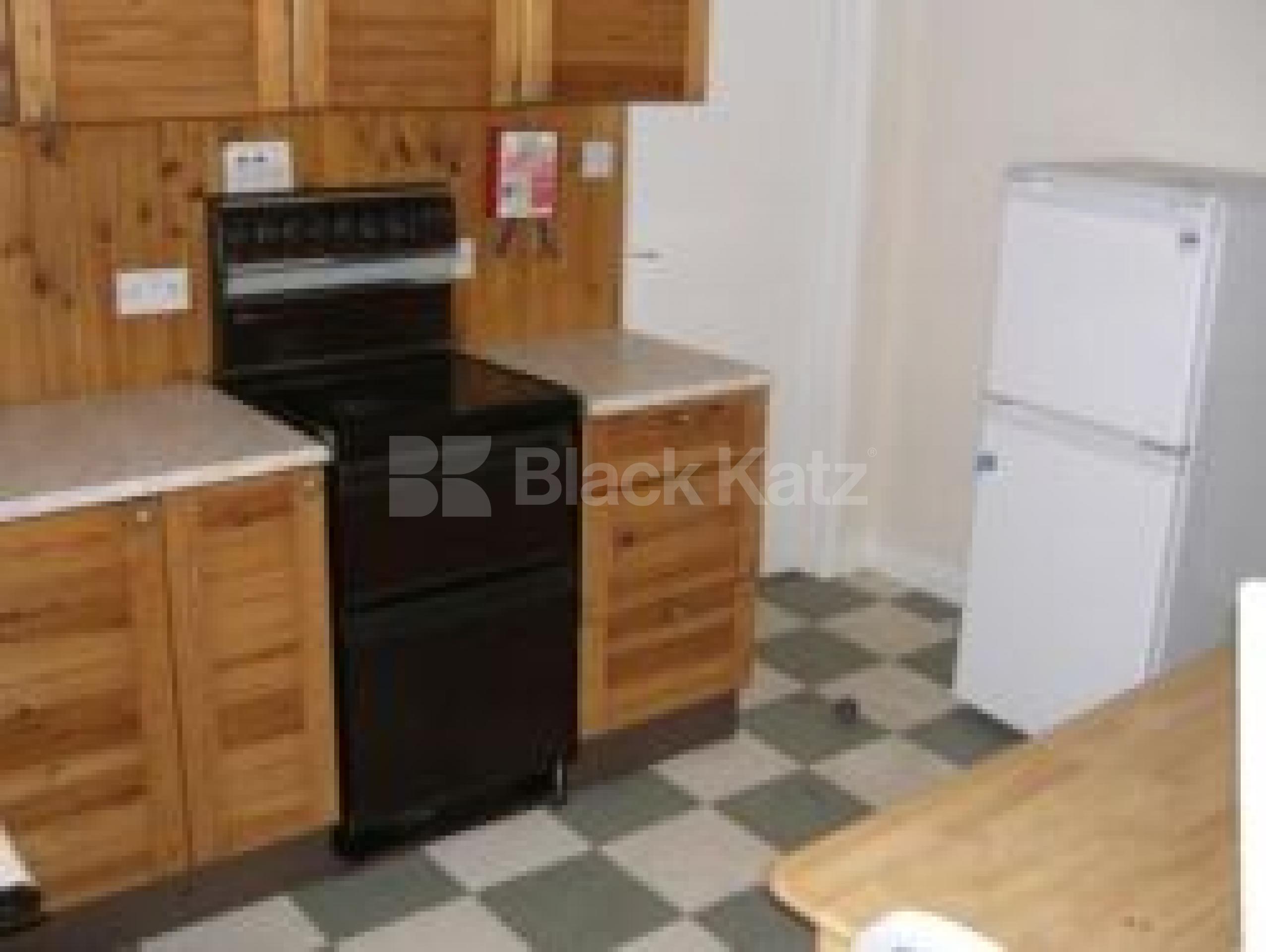 			3 Bedroom, 1 bath, 1 reception Flat			 Waverley Road, CROUCH END N8 N8