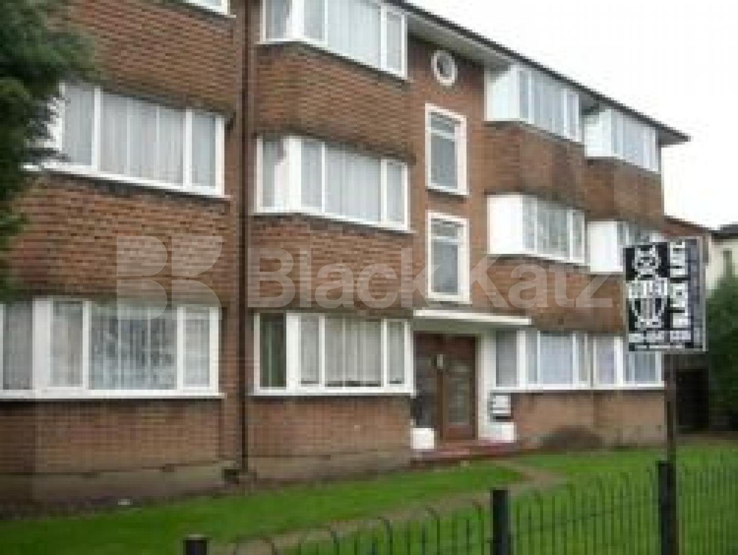			2 Bedroom, 1 bath, 1 reception Flat			 Clarence Road, BOUNDS GREEN N22