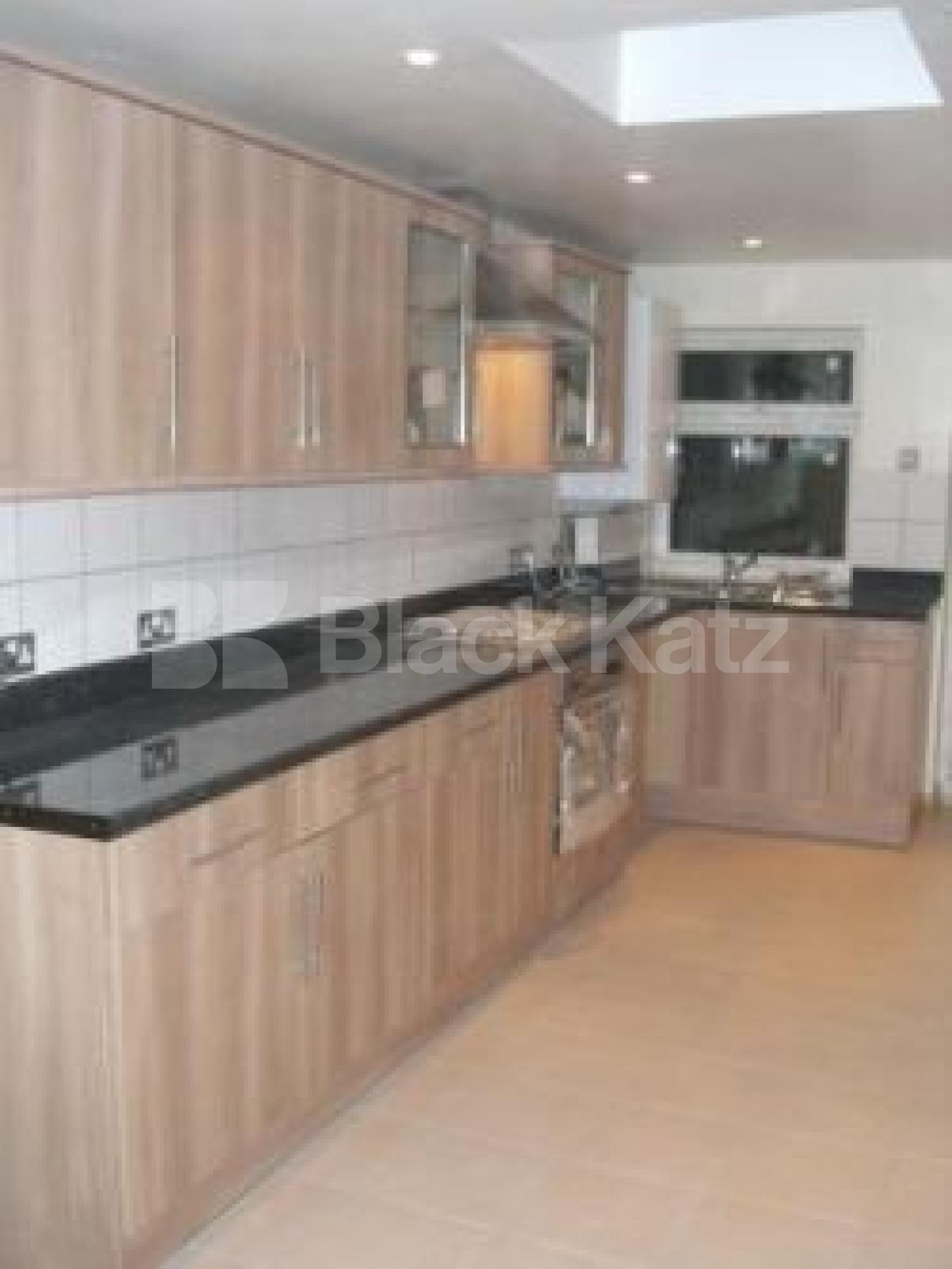 			3 Bedroom, 1 bath, 1 reception Flat			 Nightingale Lane, HORNSEY N8 N8