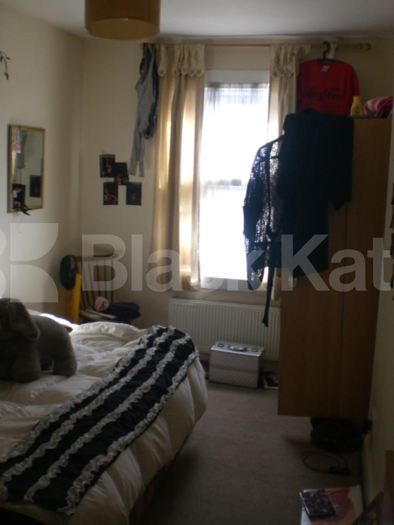 			Best seller BACK ON THE MARKET!!!!!, 3 Bedroom, 1 bath, 1 reception Flat			 Seven Sisters Road, FINSBURY PARK