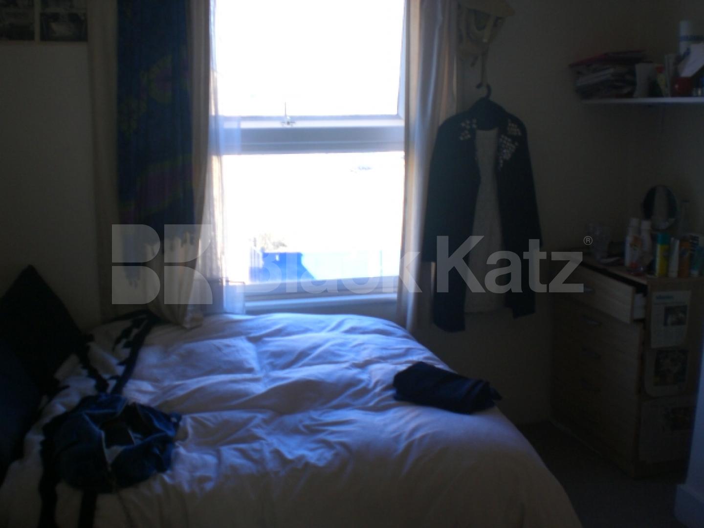 			Best seller BACK ON THE MARKET!!!!!, 3 Bedroom, 1 bath, 1 reception Flat			 Seven Sisters Road, FINSBURY PARK