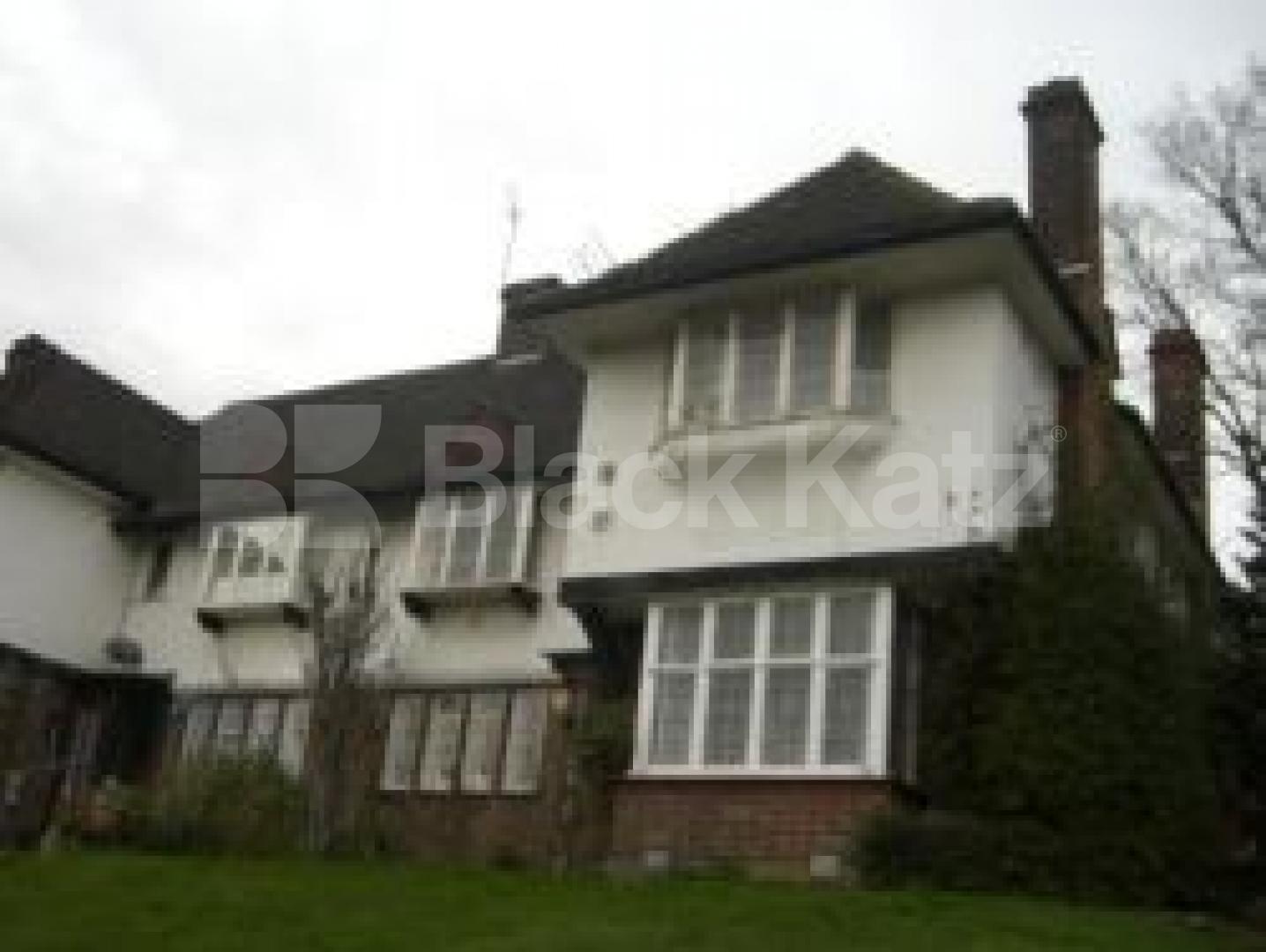 			LET!, 3 Bedroom, 1 bath, 1 reception Ground Floor Maisonette			 Lyttleton Road, EAST FINCHLEY