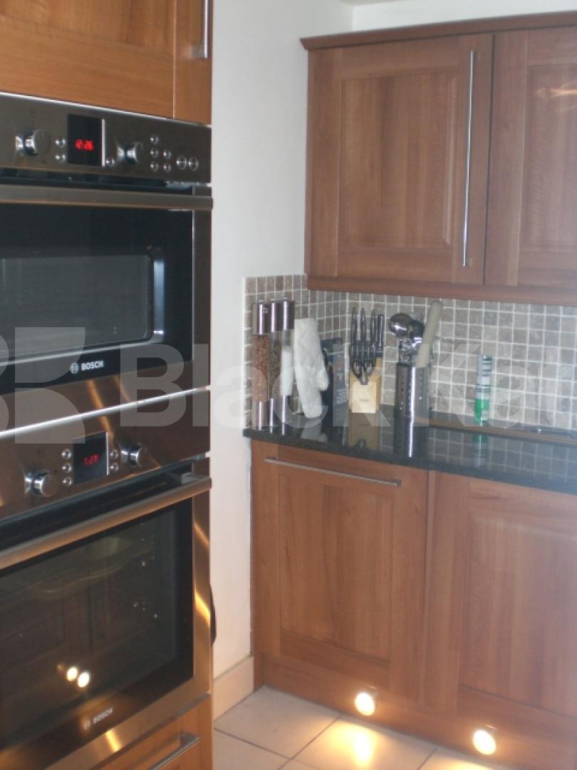 			MUST BE SEEN!!!!!!!, 2 Bedroom, 1 bath, 1 reception Flat			 Southgate road, DE BEAUVOIR