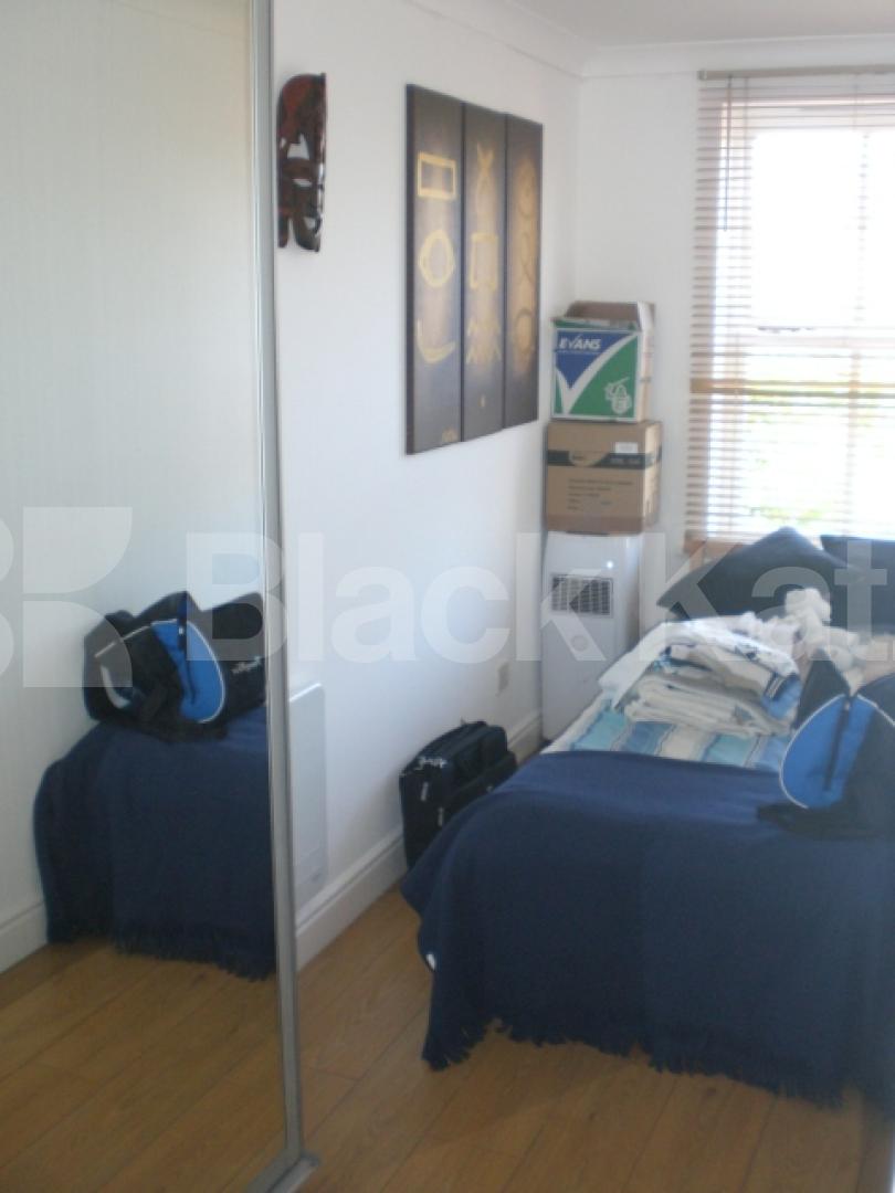 			MUST BE SEEN!!!!!!!, 2 Bedroom, 1 bath, 1 reception Flat			 Southgate road, DE BEAUVOIR