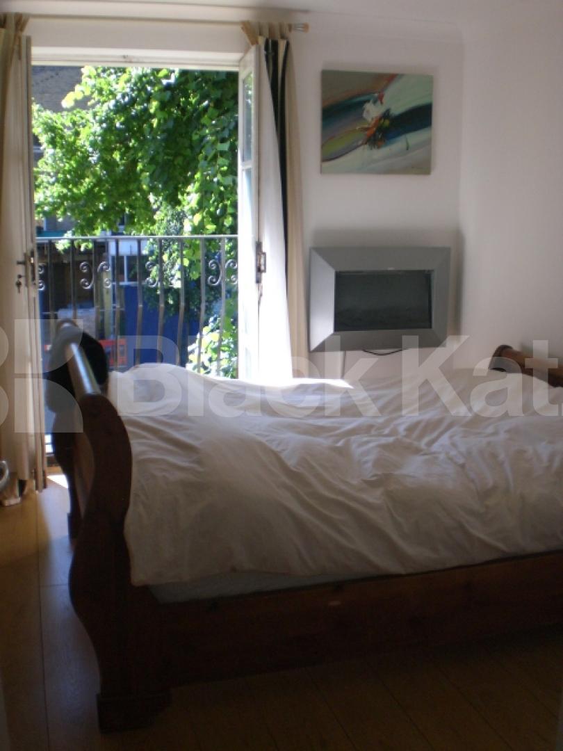 			MUST BE SEEN!!!!!!!, 2 Bedroom, 1 bath, 1 reception Flat			 Southgate road, DE BEAUVOIR