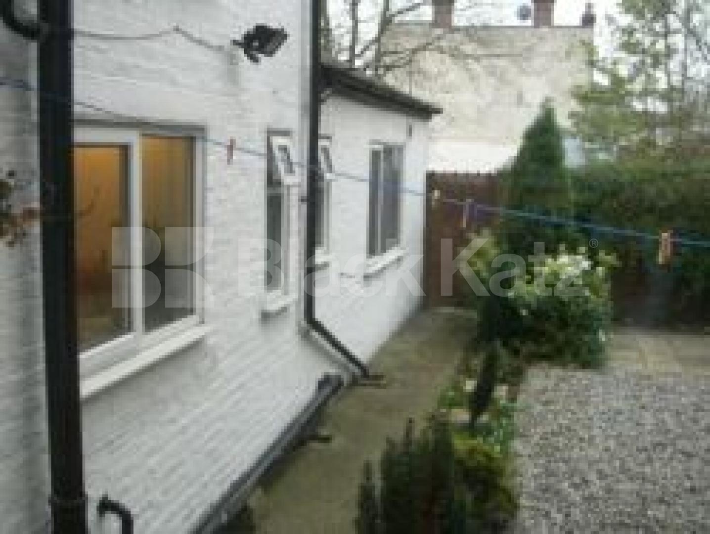 			MUST BE SEEN !, 2 Bedroom, 1 bath, 1 reception Ground Floor Flat			 Ballards Lane, North Finchley