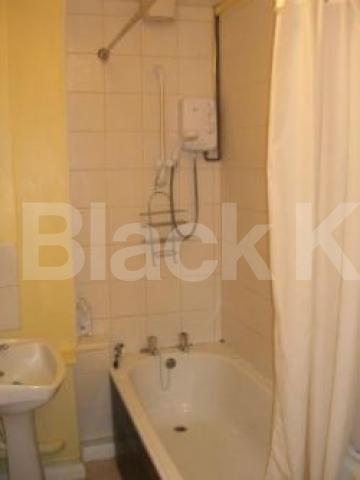 			4 Bedroom, 1 bath, 1 reception Flat			 Church Crescent, FINCHLEY N3