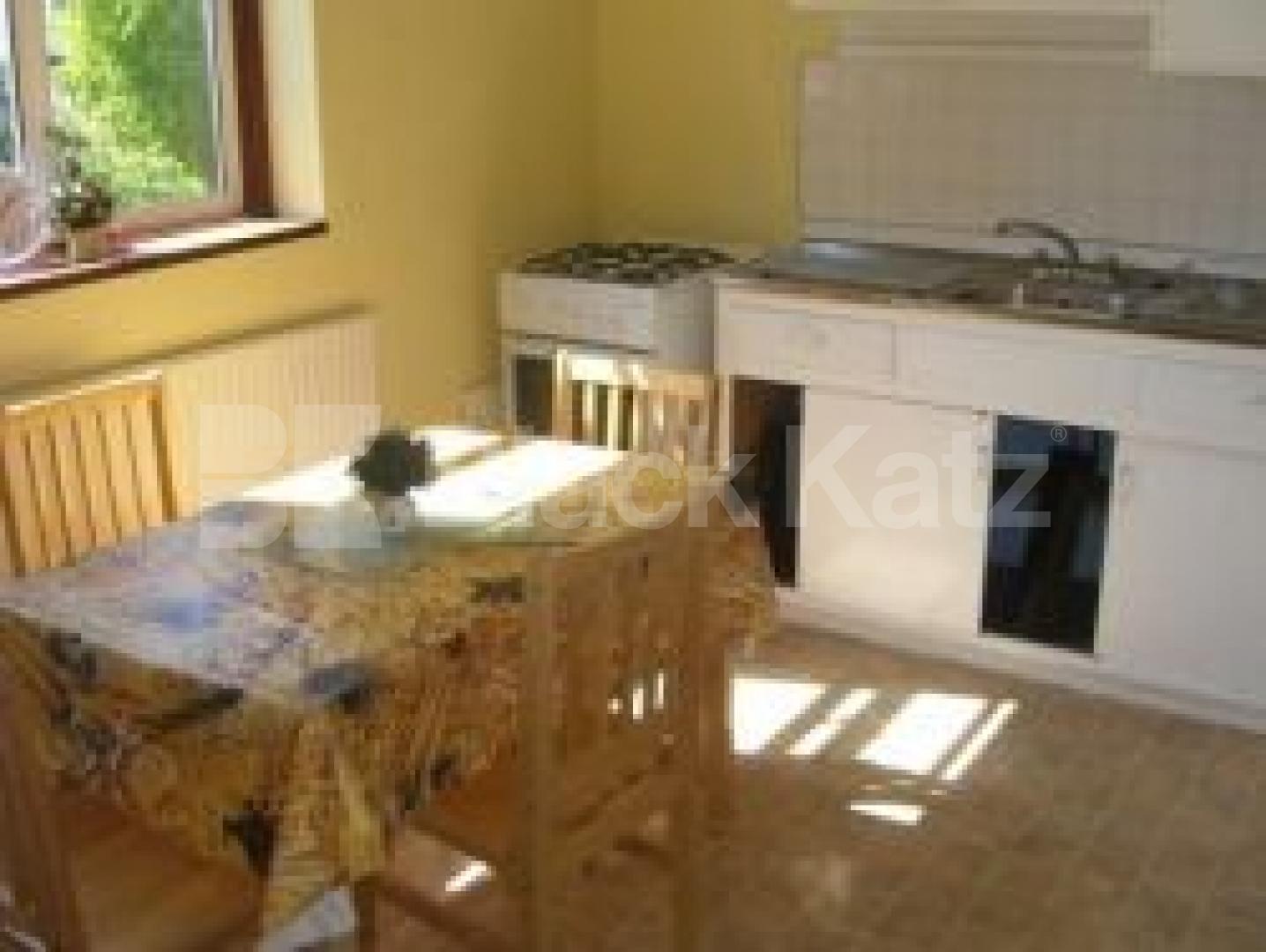 			4 Bedroom, 1 bath, 1 reception Flat			 Church Crescent, FINCHLEY N3