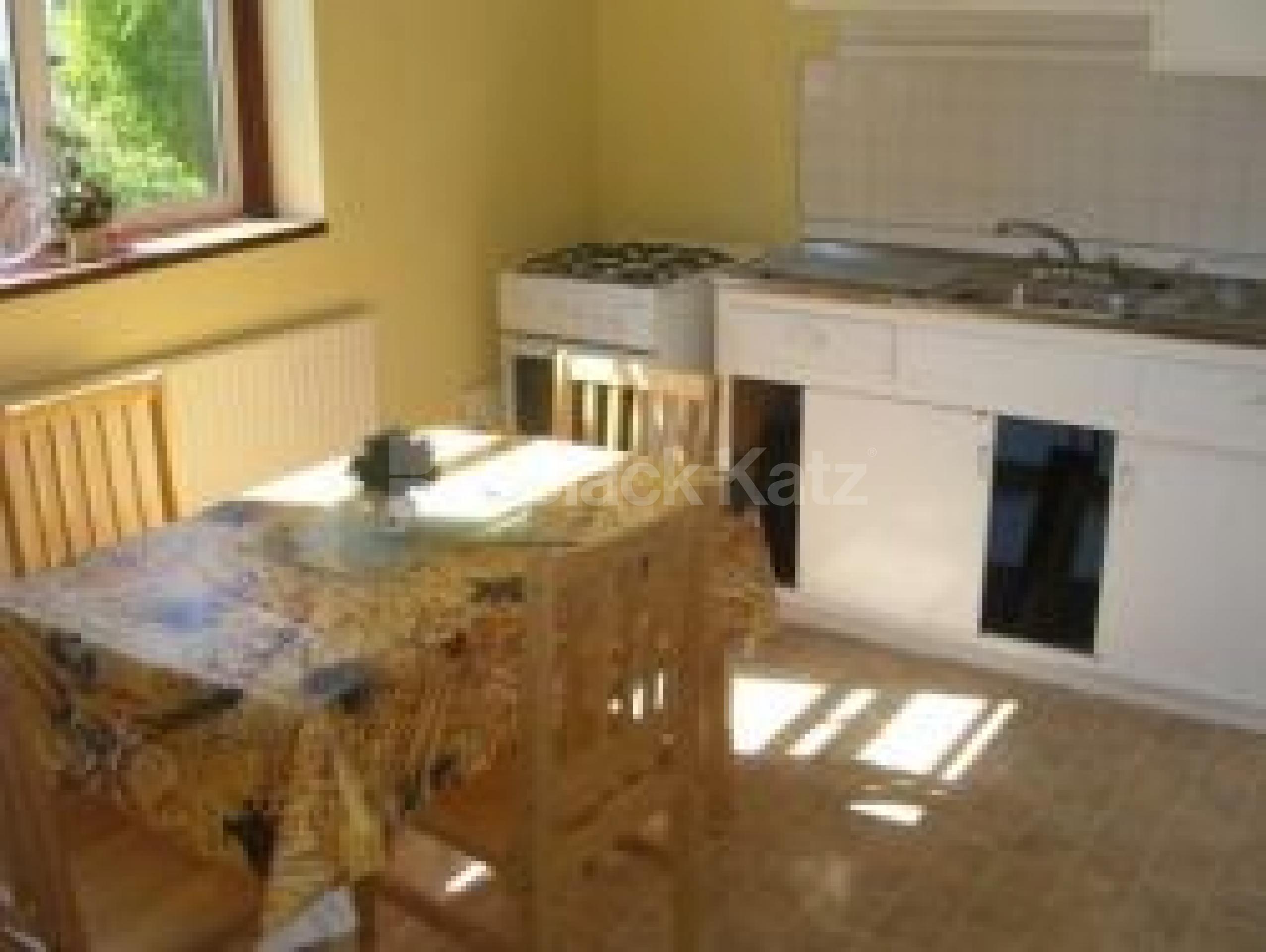 			4 Bedroom, 1 bath, 1 reception Flat			 Church Crescent, FINCHLEY N3 N3