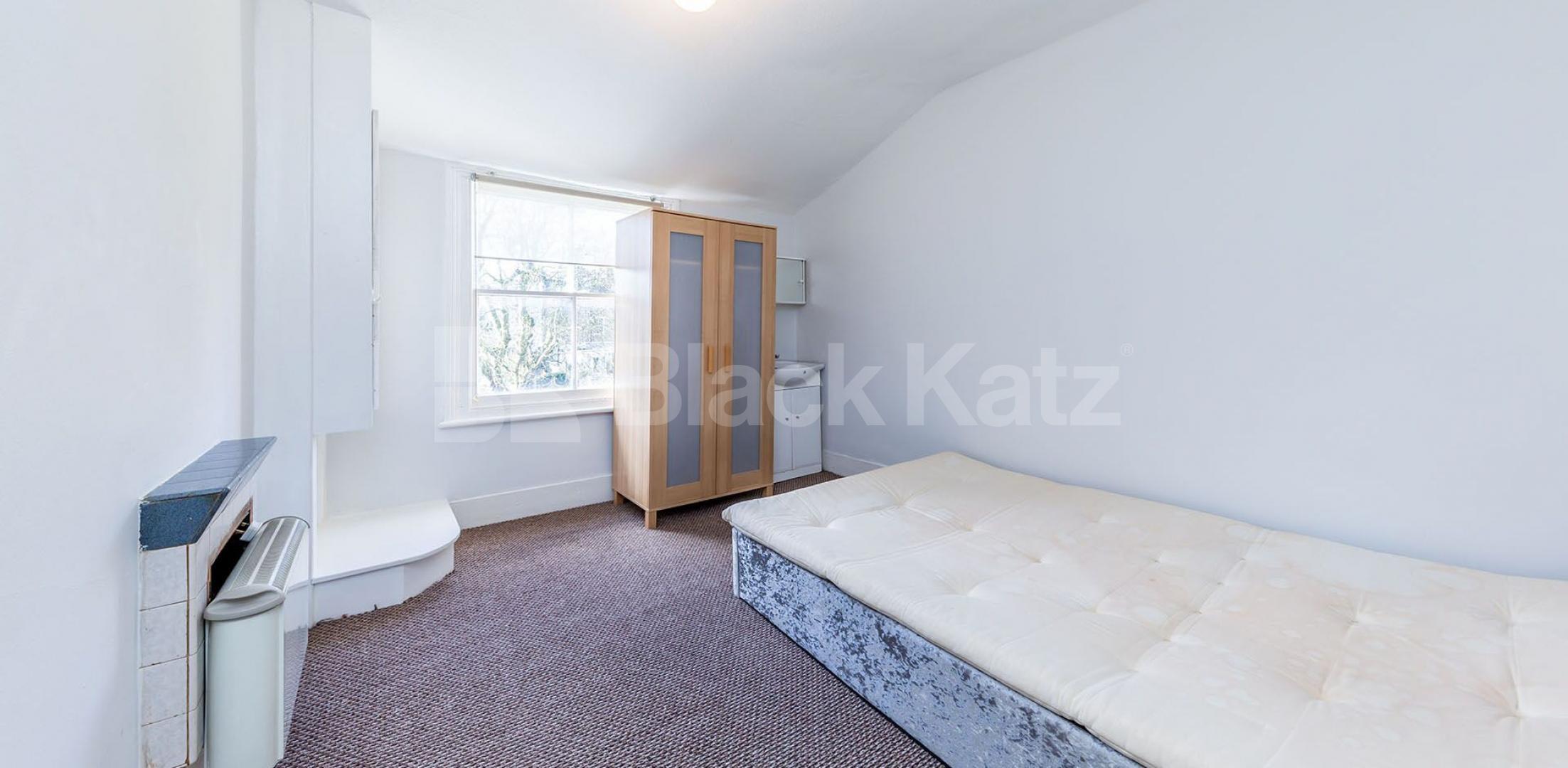 			INCLUDES THE COUNCIL TAX AND WATER RATES!, 2 Bedroom, 1 bath, 1 reception Flat			 Muswell Avenue, Muswell Hill