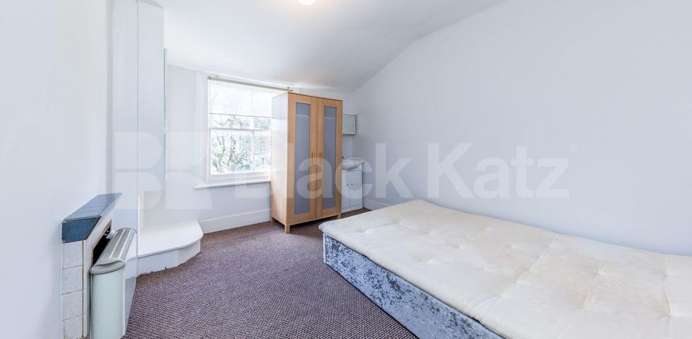 			INCLUDES THE COUNCIL TAX AND WATER RATES!, 2 Bedroom, 1 bath, 1 reception Flat			 Muswell Avenue, Muswell Hill