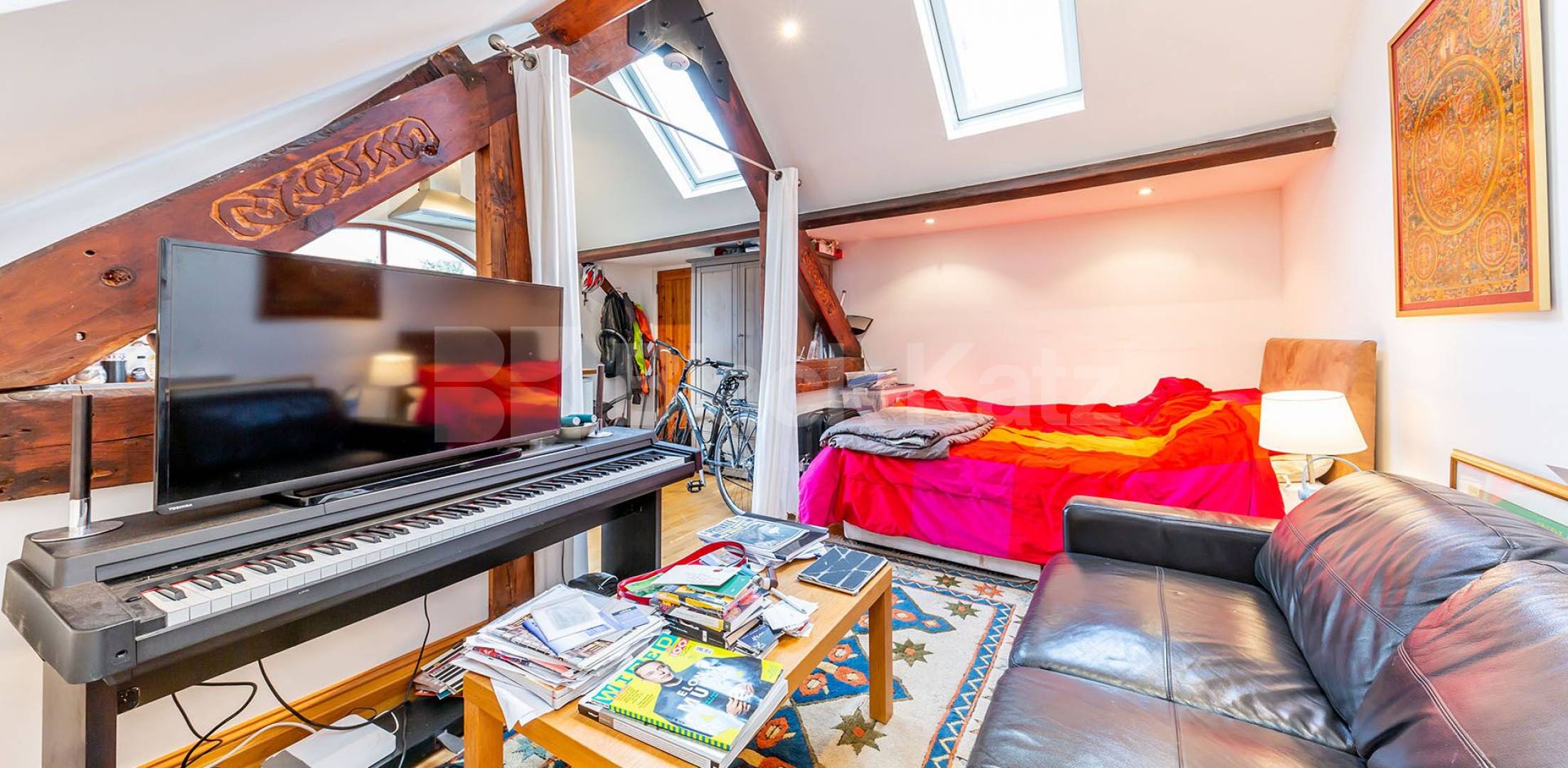 			NEW INSTRUCTION!, Studio Apartment, 1 bath, 1 reception Studio			 High Street, HORNSEY 