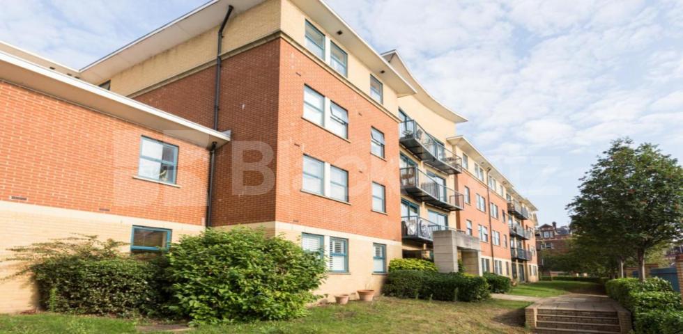 			SECURE PARKING AND ONSITE GYM INC, 2 Bedroom, 1 bath, 1 reception Apartment			 Northpoint, Tottenham lane, Crouch End