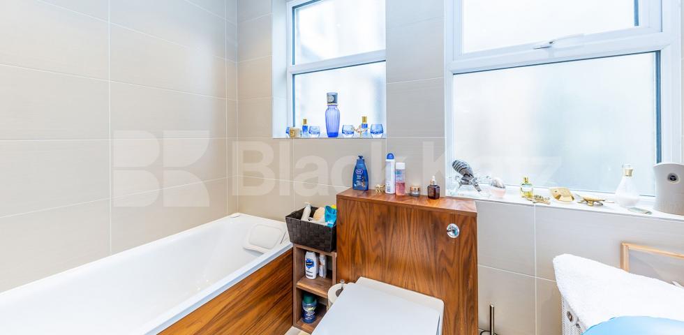 			New Instruction!, 3 Bedroom, 1 bath, 1 reception Apartment			 Broadway Parade, Crouch End