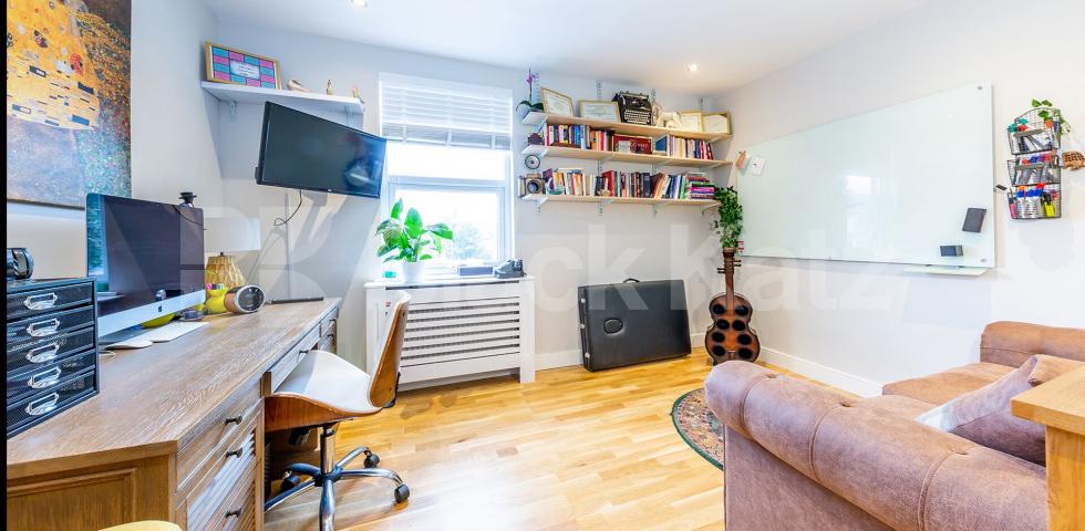			New Instruction!, 3 Bedroom, 1 bath, 1 reception Apartment			 Broadway Parade, Crouch End
