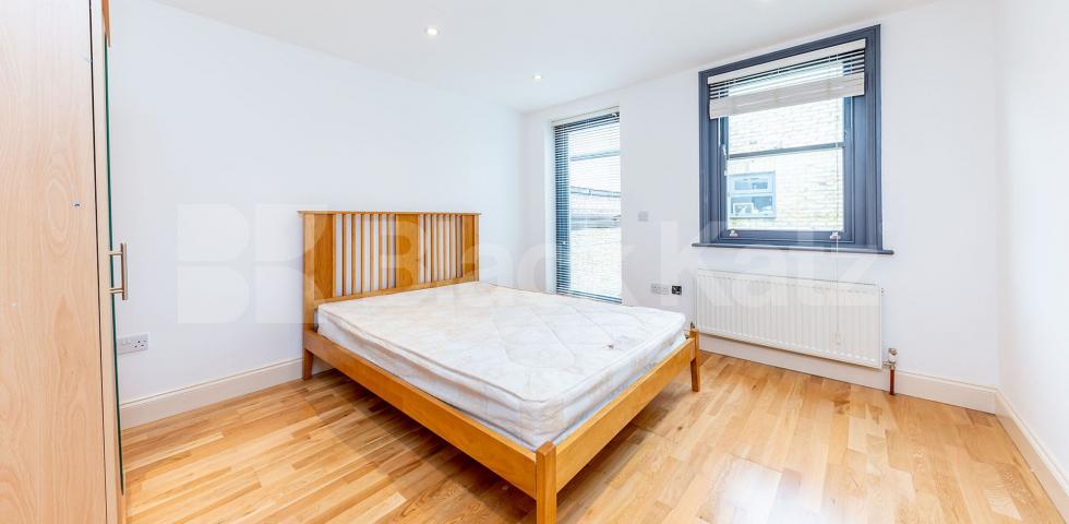 			Fantastic 2 bedroom apartment with terrace close to the tube and shops!, 2 Bedroom, 1 bath, 1 reception Apartment			 Myddleton Road, Bounds Green 