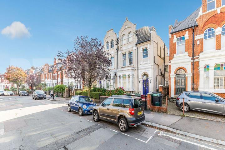  Beautiful & spacious 1 double bedroom property on the very popular Weston Park Weston Park , Crouch End