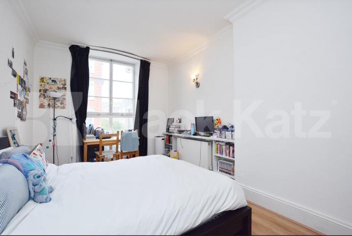 			LARGE 2 / 3 BED BY REGENTS PARK! , 3 Bedroom, 1 bath, 1 reception Flat			 Harley Street, REGENTS PARK/BAKER STREET 
