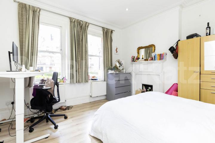Beautiful three double bedroom property situated in the finest of areas Biddulph Mansions, Elgin Avenue, Maida Vale