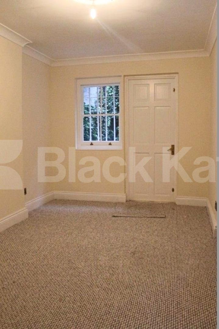 			MINUTES TO HYDE PARK!, 1 Bedroom, 1 bath, 1 reception Flat			 Devonshire Terrace, BAYSWATER