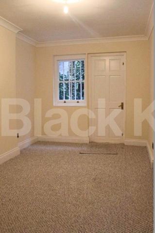 			MINUTES TO HYDE PARK!, 1 Bedroom, 1 bath, 1 reception Flat			 Devonshire Terrace, BAYSWATER