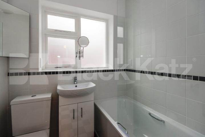 			NEWLY REFURBISHED LARGE 1- 2 BED WITH GARDEN, 1 Bedroom, 1 bath, 1 reception Flat			 Dartmouth Park Road, KENTISH TOWN / DARTMOUTH PARK