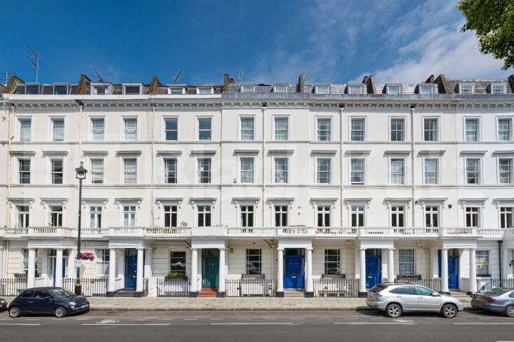 Spacious top floor four bedroom flat in beautiful Victorian building Lupus Street, Pimlico