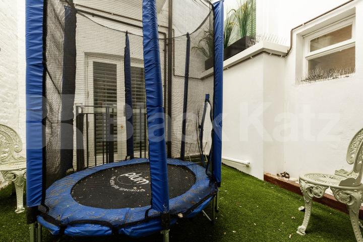 Superb 4 bedroom 2 bathroom split level apartment in Baker Street  Nottingham Place, Baker Street / Marylebone 