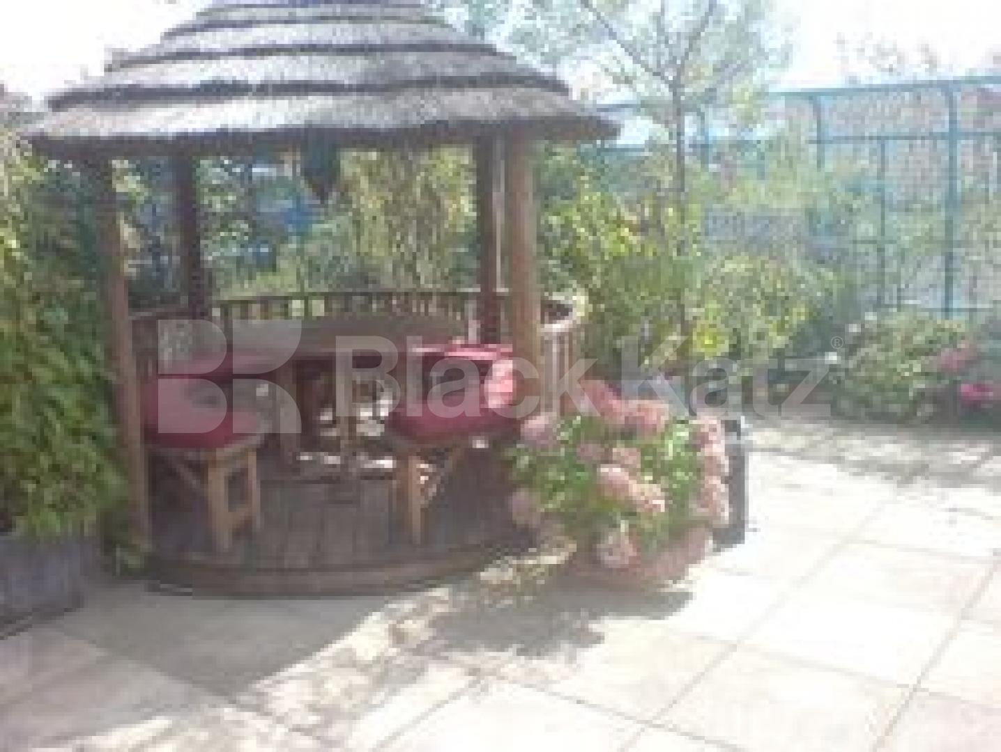 			Must be seen, 2 Bedroom, 1 bath, 1 reception Flat			 Cromer Street, KINGS CROSS