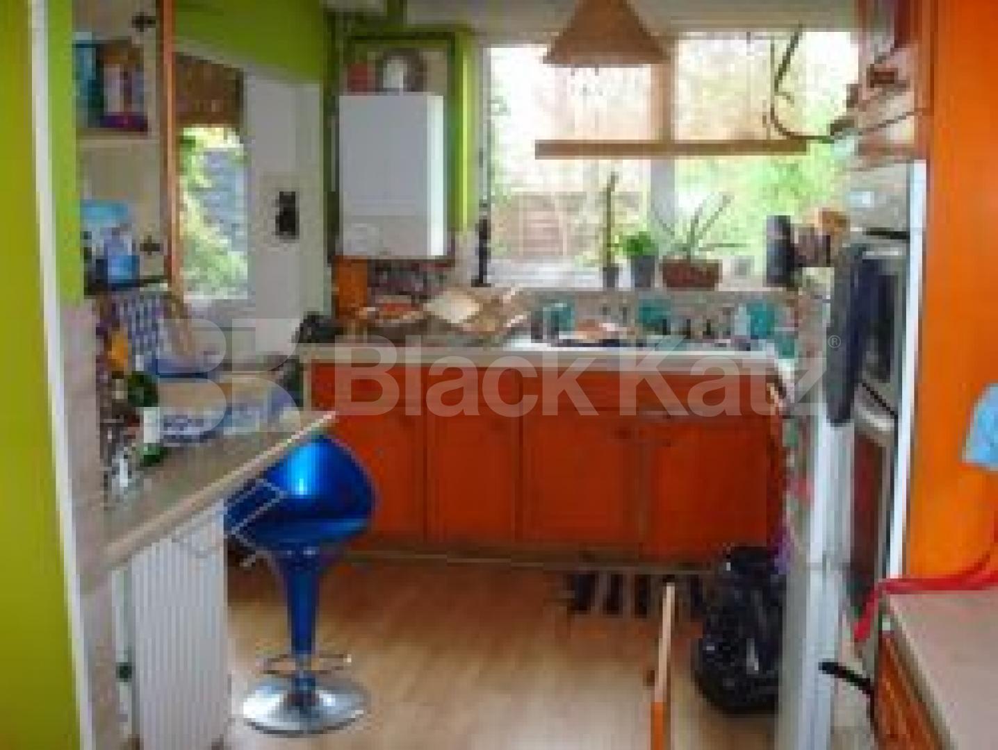 			NEW INSTRUCTION, 3 Bedroom, 1 bath, 1 reception Flat			 St Peters Way, Islington