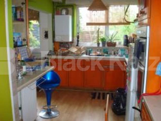 			NEW INSTRUCTION, 3 Bedroom, 1 bath, 1 reception Flat			 St Peters Way, Islington