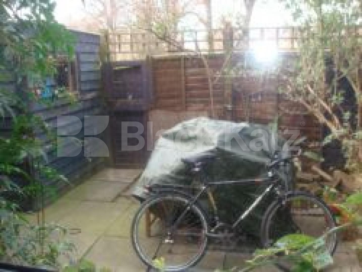 			NEW INSTRUCTION, 3 Bedroom, 1 bath, 1 reception Flat			 St Peters Way, Islington