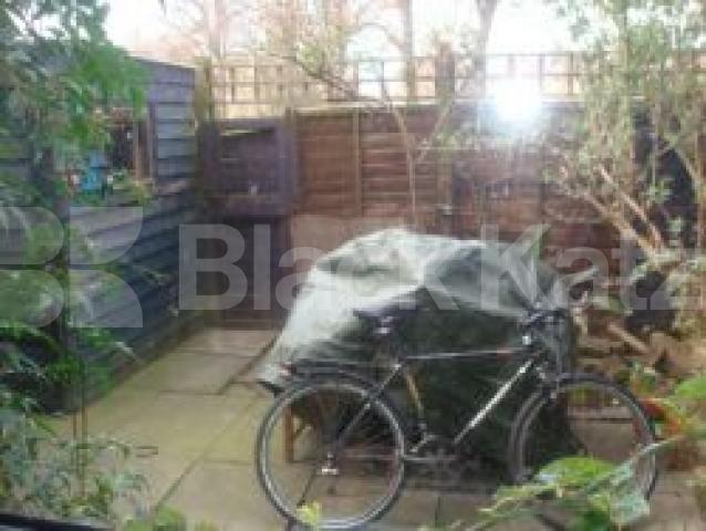 			NEW INSTRUCTION, 3 Bedroom, 1 bath, 1 reception Flat			 St Peters Way, Islington