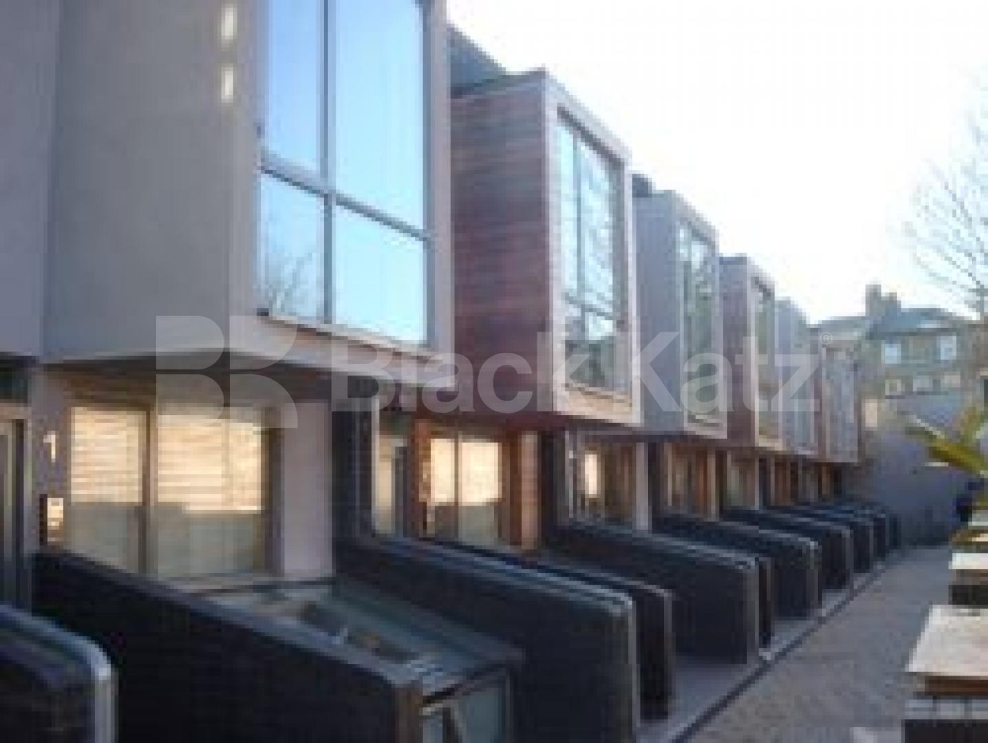 			NEW INSTRUCTION & MUST SEE !!!!, 4 Bedroom, 1 bath, 1 reception Mews House			 Pavillion Mews, FINSBURY PARK