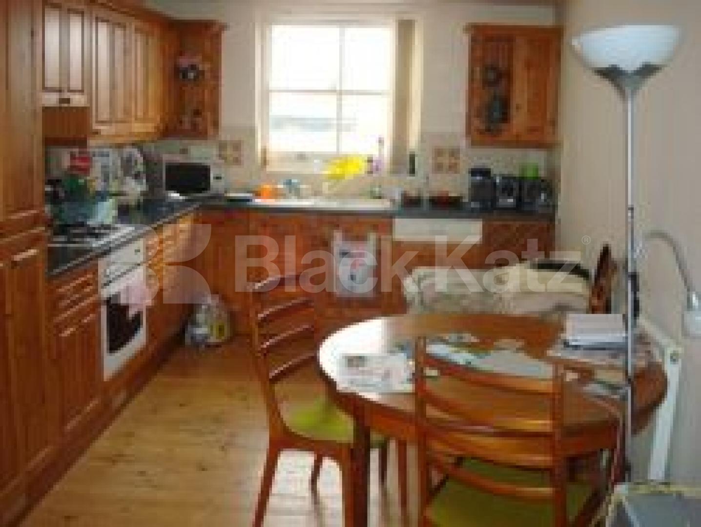 			NEW INSTRUCTION;MUST SEE, 2 Bedroom, 1 bath, 1 reception Flat			 Albion Road, Newington Green