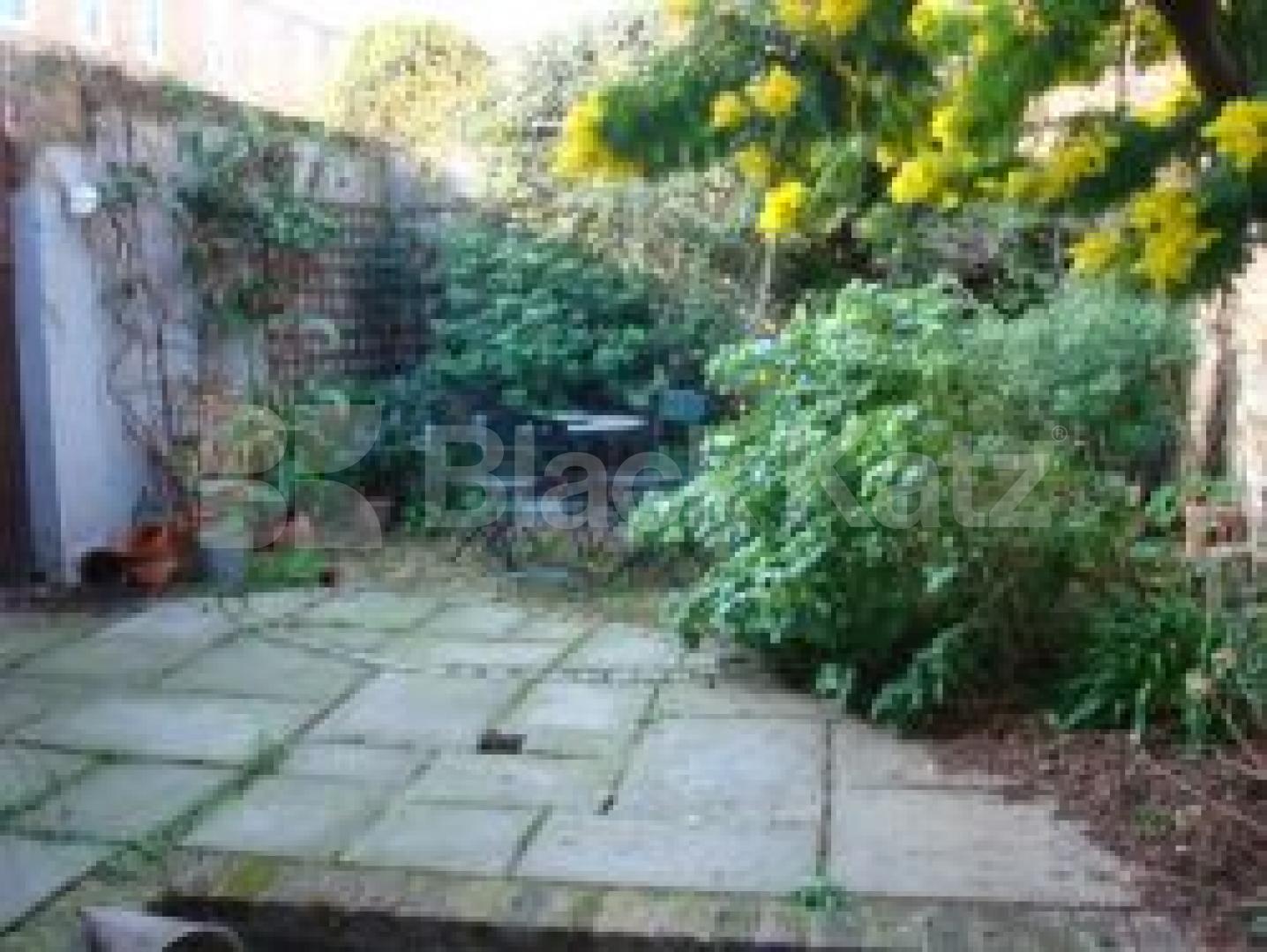 			NEW INSTRUCTION, 2 Bedroom, 1 bath, 1 reception Ground Floor Flat			 Neville Road, Stoke Newington