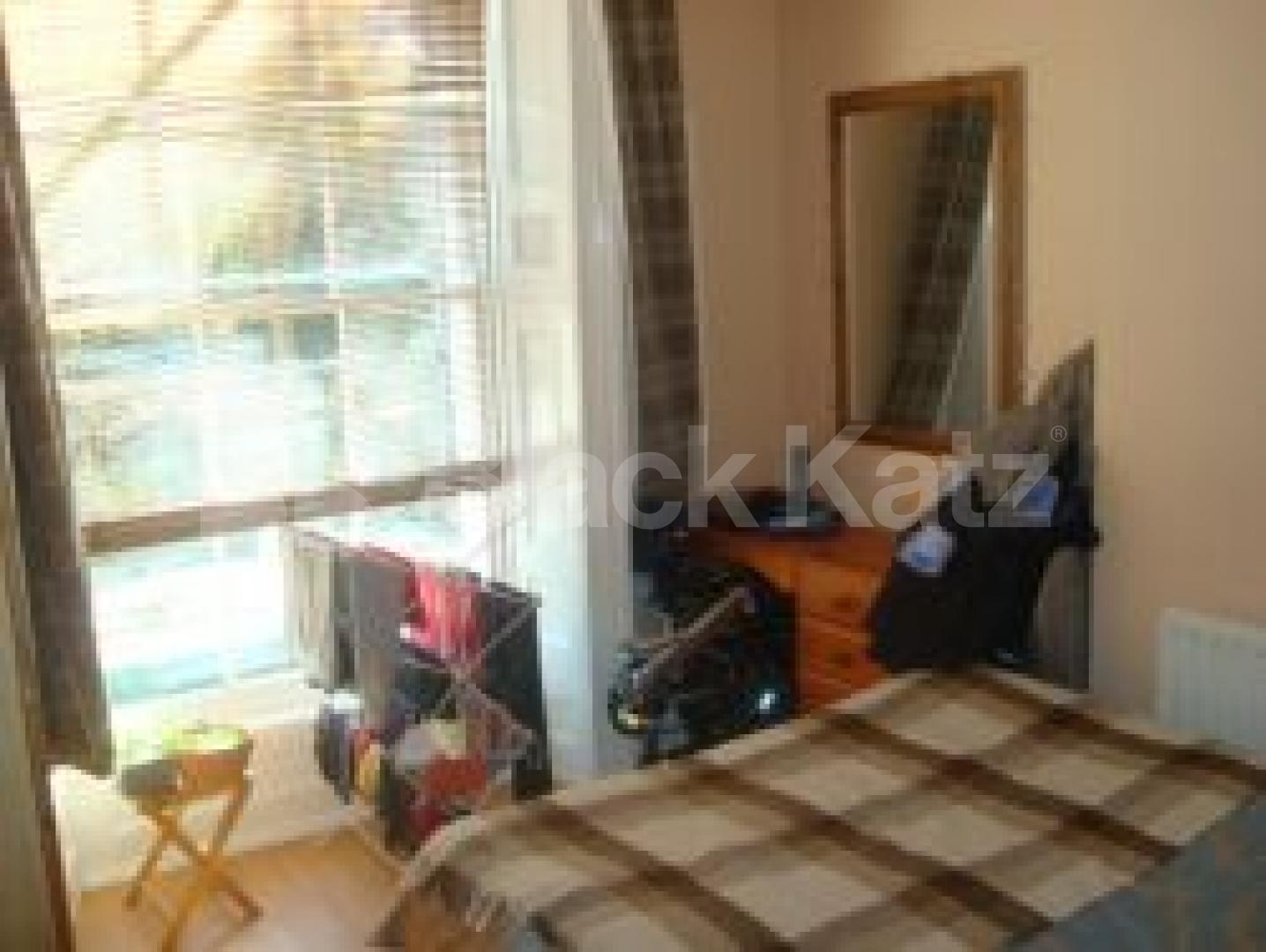 			LOCATION LOCATION LOCATION !!!, 1 Bedroom, 1 bath, 1 reception Flat			 Pentonville Road, ISLINGTON