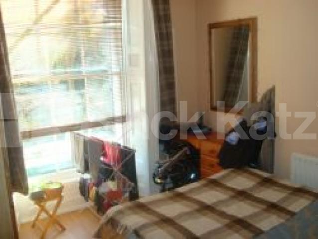 			LOCATION LOCATION LOCATION !!!, 1 Bedroom, 1 bath, 1 reception Flat			 Pentonville Road, ISLINGTON