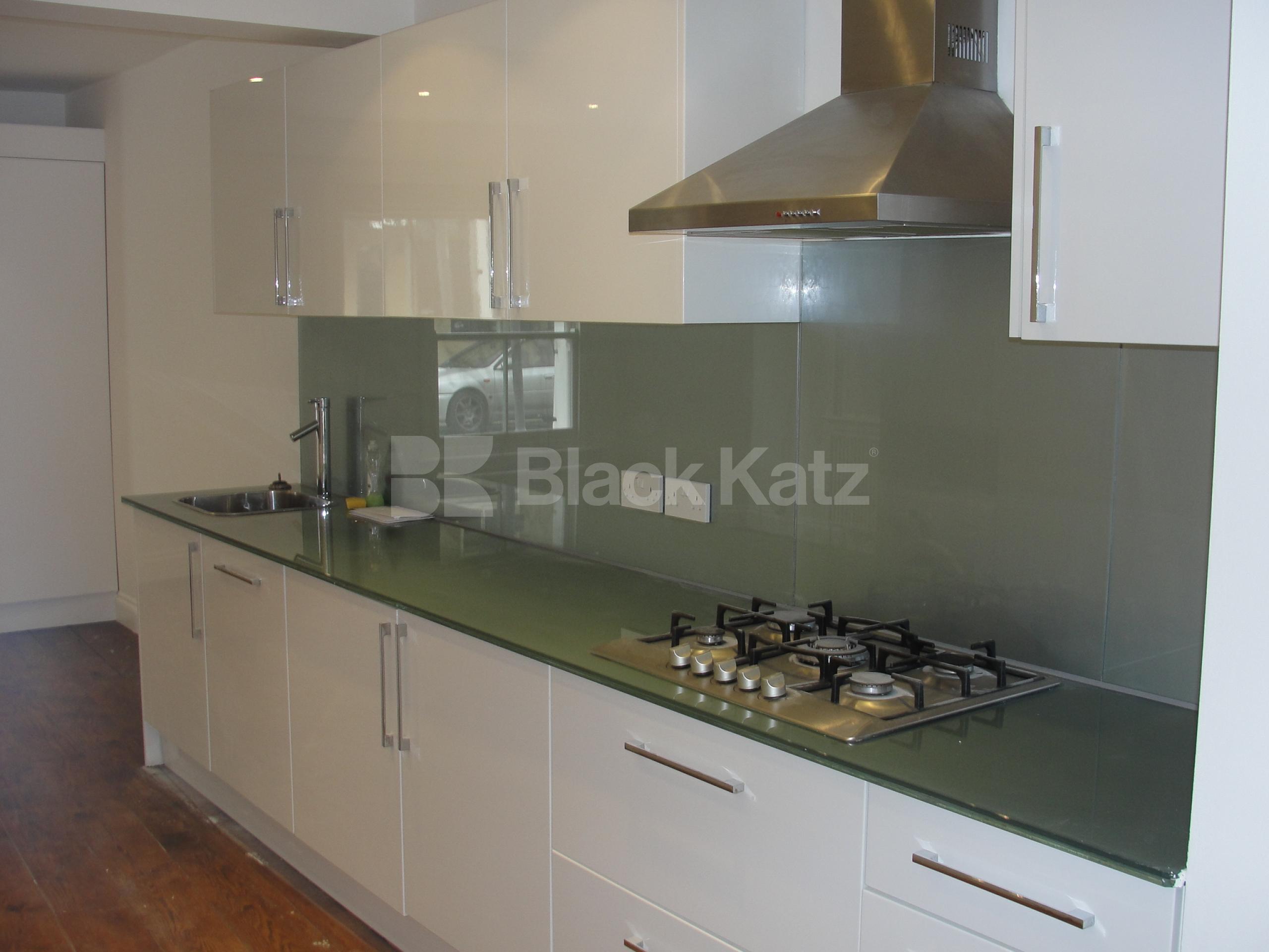			LET, 5 Bedroom, 1 bath, 1 reception Flat			 Battersea High Street, Battersea SW11