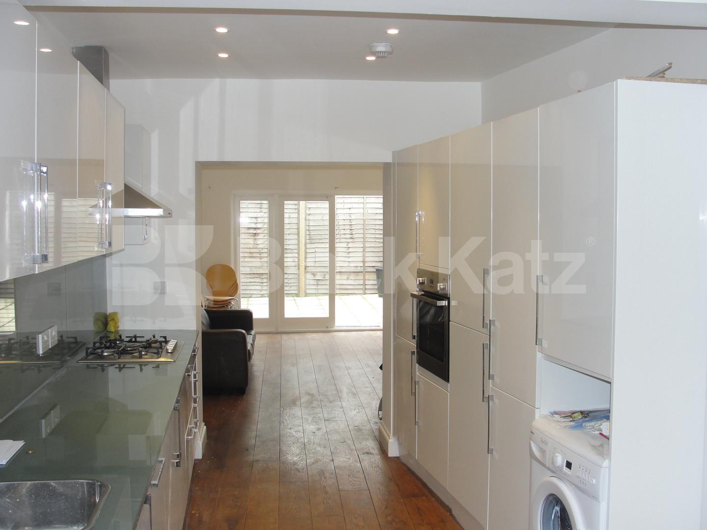 			LET, 5 Bedroom, 1 bath, 1 reception Flat			 Battersea High Street, Battersea