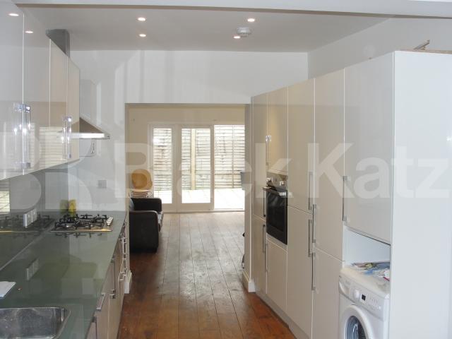 			LET, 5 Bedroom, 1 bath, 1 reception Flat			 Battersea High Street, Battersea