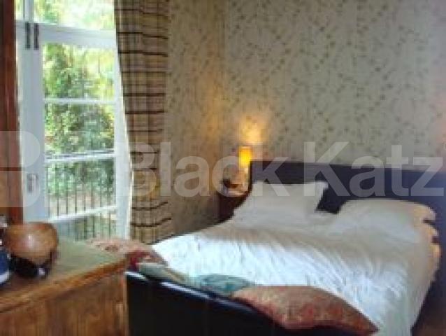 			NEW INSTRUCTION / VIEWINGS A MUST!!!!!, 2 Bedroom, 1 bath, 1 reception Ground Floor Flat			 Mountview Road, Crouch Hill