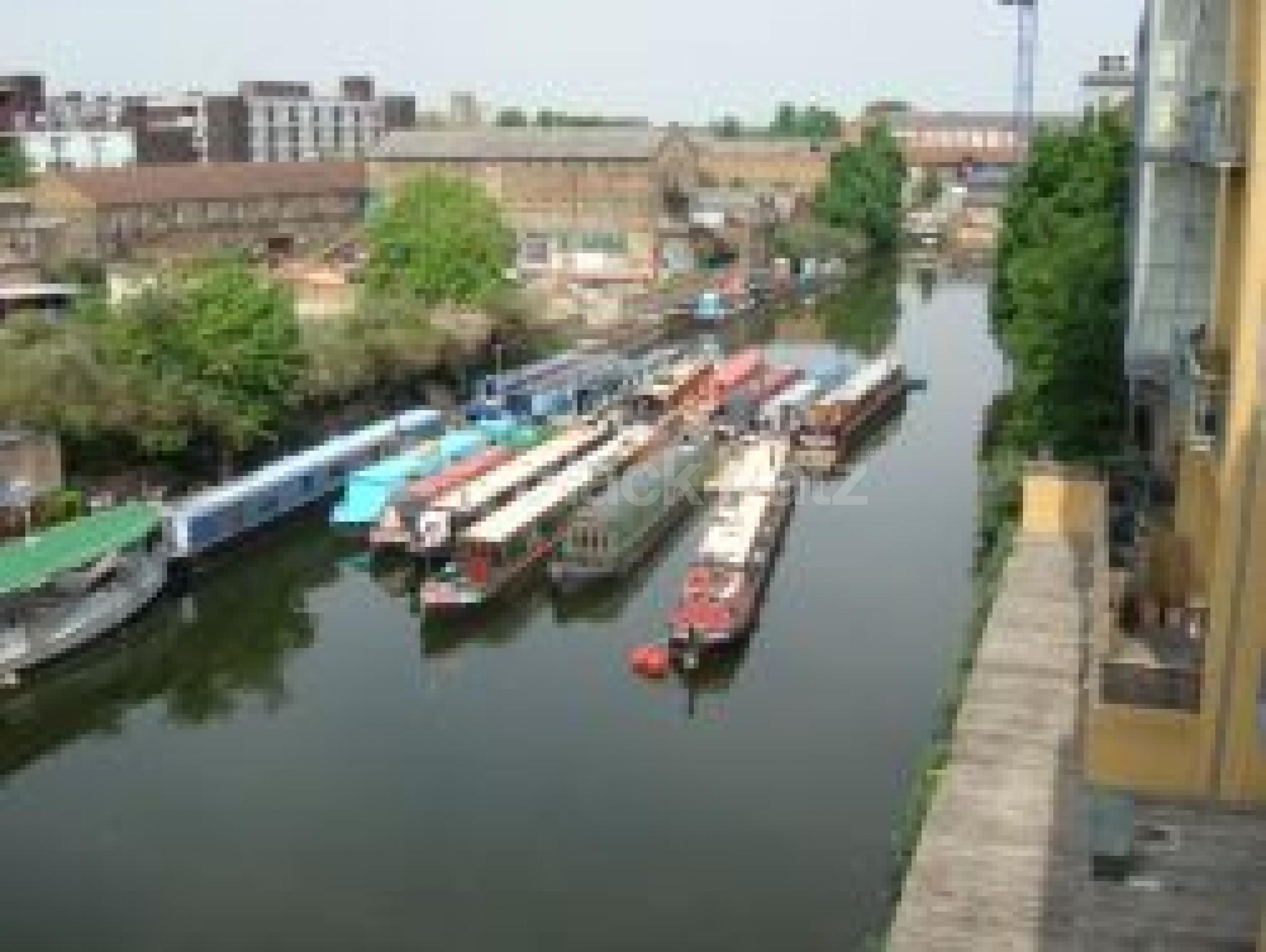 			Overlooking Canal, 2 Bedroom, 1 bath, 1 reception Flat			 Baltic Place, Islington N1
