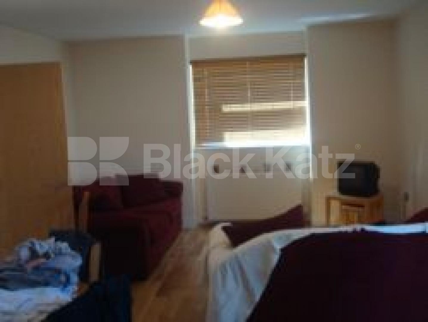 			MUST SEE !!!!, 3 Bedroom, 1 bath, 1 reception Mews House			 Beatrice Road, FINSBURY PARK