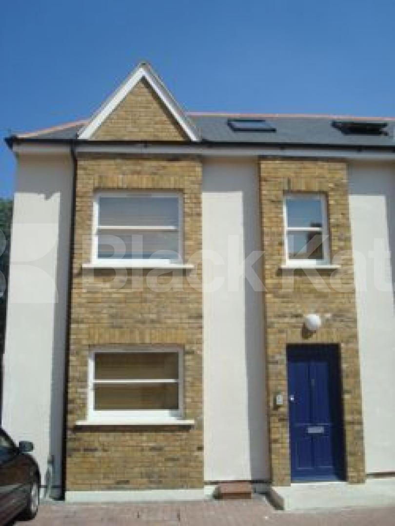 			MUST SEE !!!!, 3 Bedroom, 1 bath, 1 reception Mews House			 Beatrice Road, FINSBURY PARK