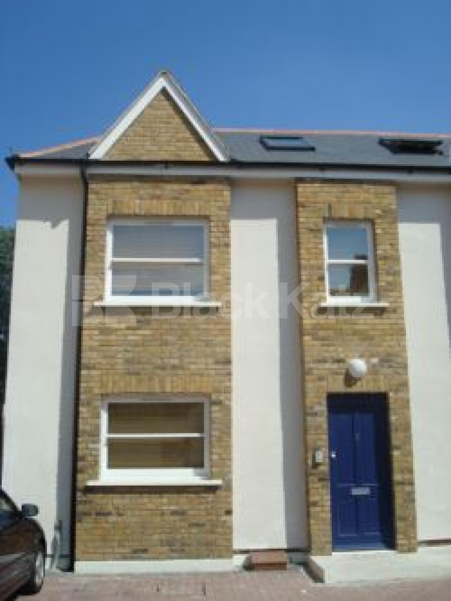 			MUST SEE !!!!, 3 Bedroom, 1 bath, 1 reception Mews House			 Beatrice Road, FINSBURY PARK N4