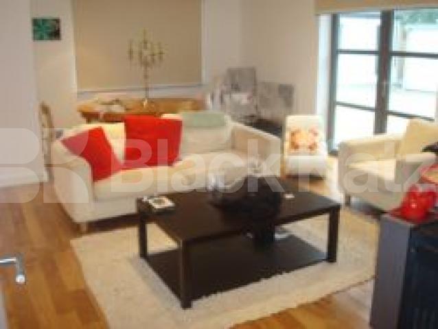 			NEW INSTRUCTION, 3 Bedroom, 1 bath, 1 reception Flat			 Buckingham Road, Islington